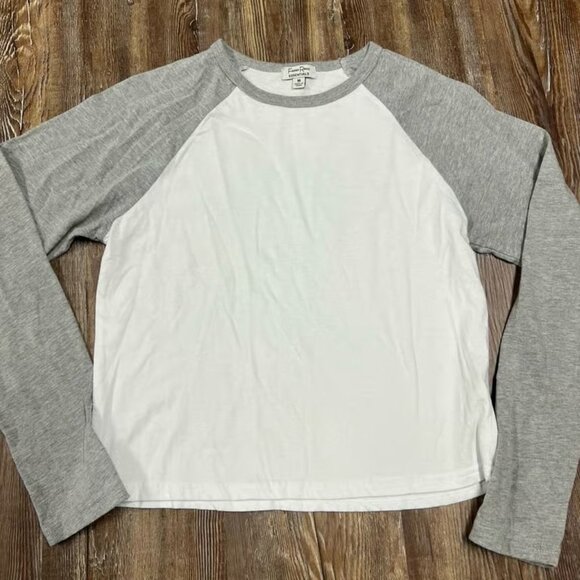 Tops - Y2K White and grey long sleeve raglan tee